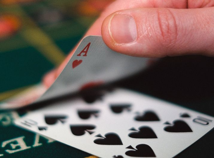 Online Casino: Spielautomaten und Live-Spiele im Überblick