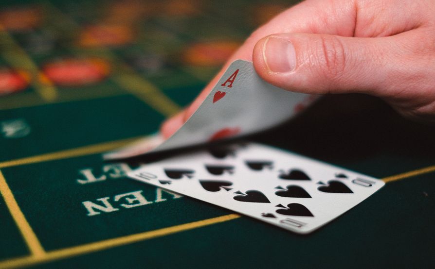 Casino Turnier mit Spielern und Dealer