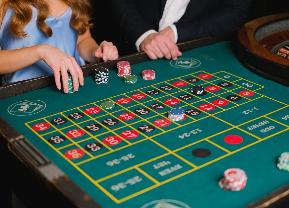 Blackjack-Tisch im Online Casino mit Spielkarten und Chips