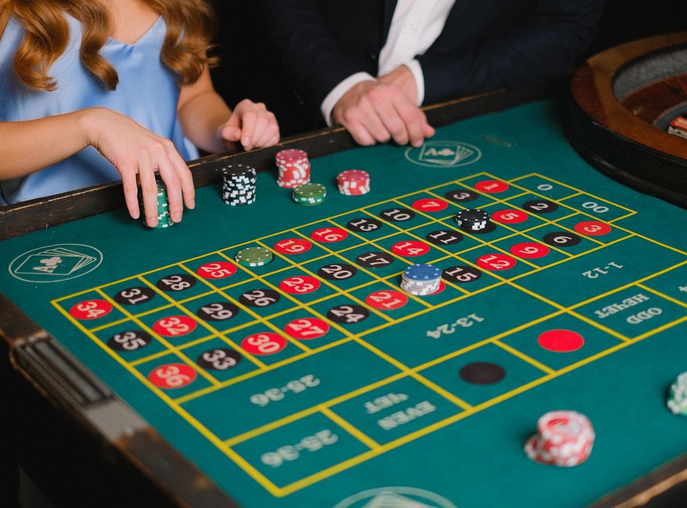 Slots und Spielautomaten online mit verschiedenen Symbolen auf dem Bildschirm