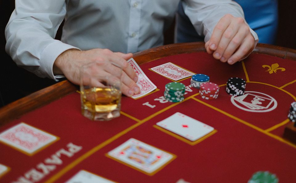 Online Casino: Spielautomaten und Live-Spiele im Überblick