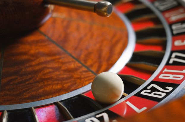 Online Casino Turnier mit Spielern an Spielautomaten