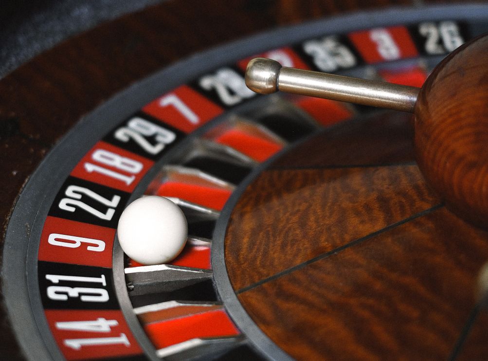 Online Roulette Spieltisch mit Einsätzen und sich drehendem Roulette Rad