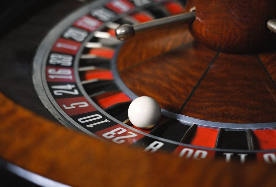 Online Roulette Rad im Casino mit verschiedenen Einsatzmöglichkeiten