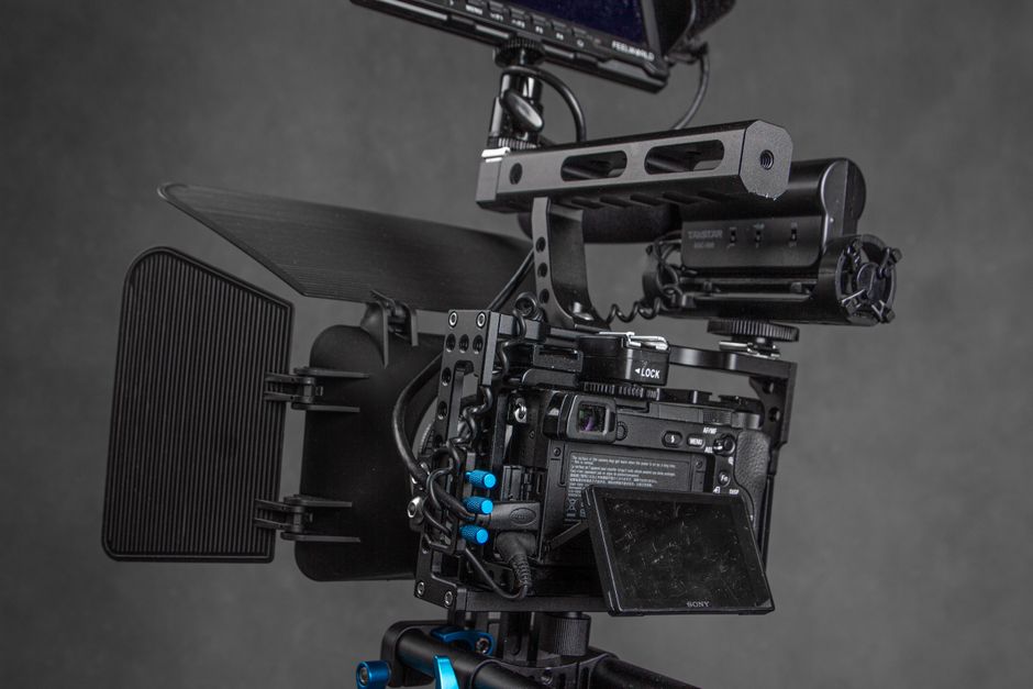 Detail instalace videodveřního zvonku s klínovým držákem na zárubni