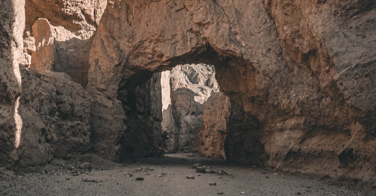 Best level to find iron in Minecraft caves and cliffs