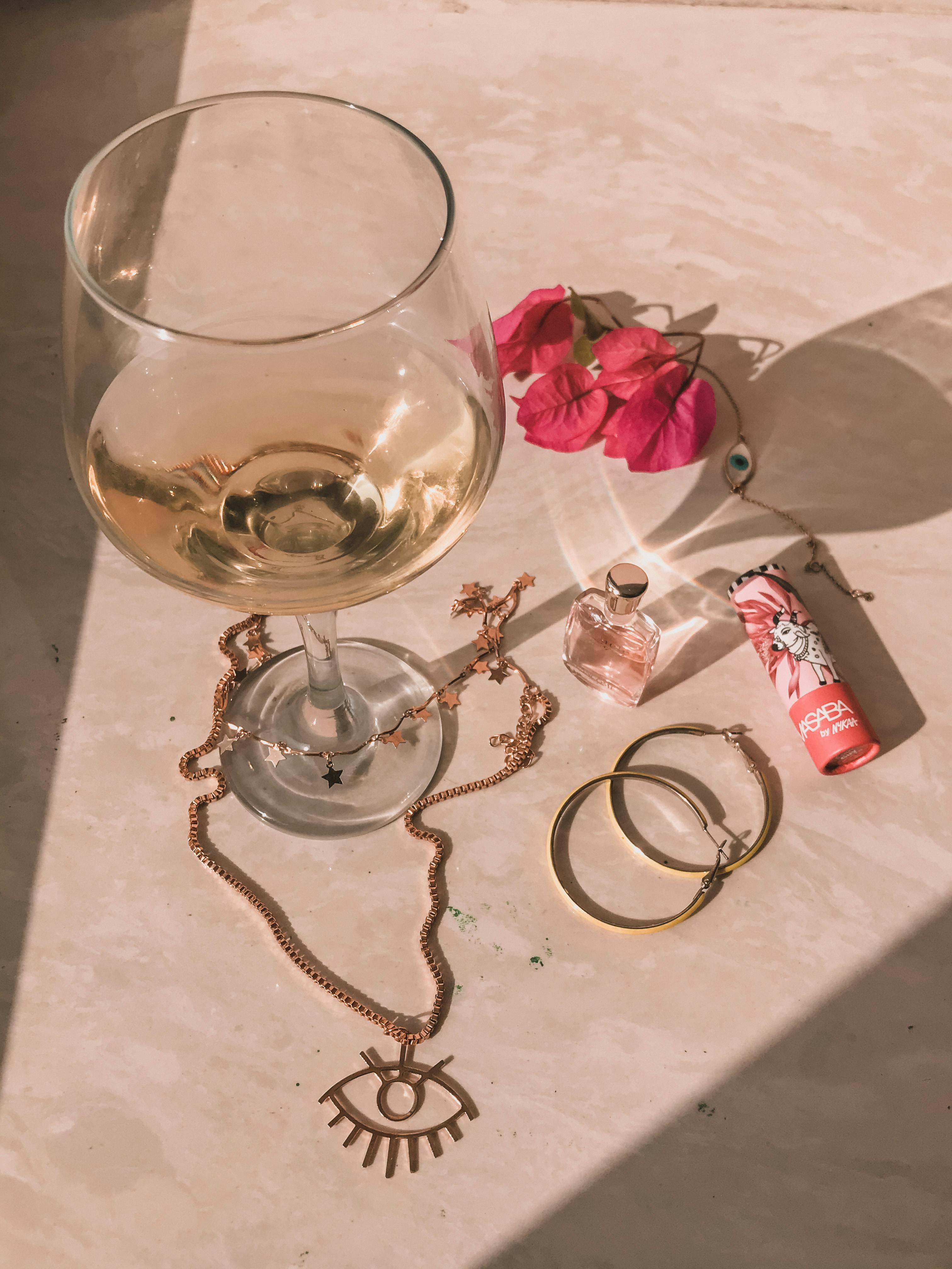 Luxurious Table Decor: Gold ‍Accents and Crystal​ Details