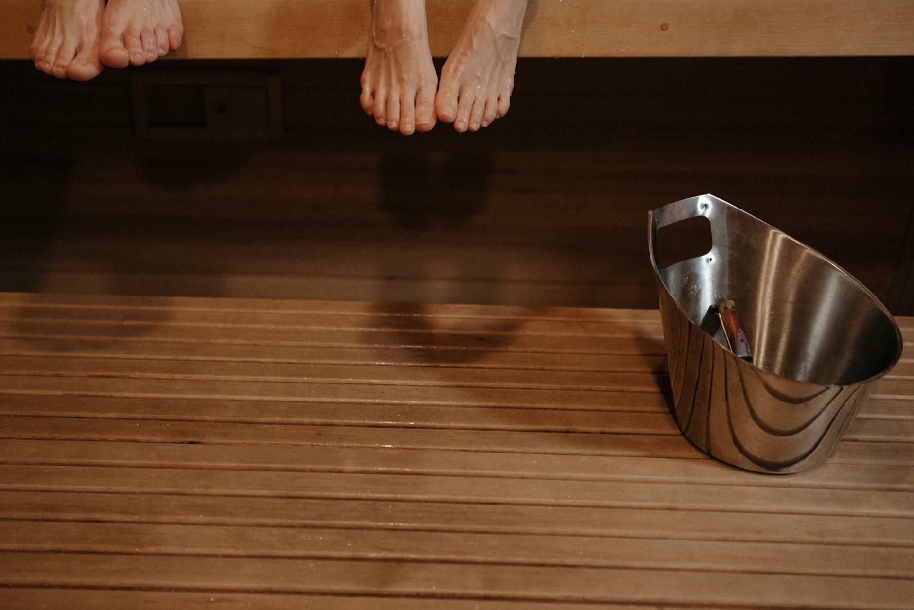 Nuubu Voetpleisters: De Trend Die Social Media Stormenderhand Heeft Veroverd 17 https://www.pexels.com/photo/person-standing-on-brown-wooden-floor-6667413/