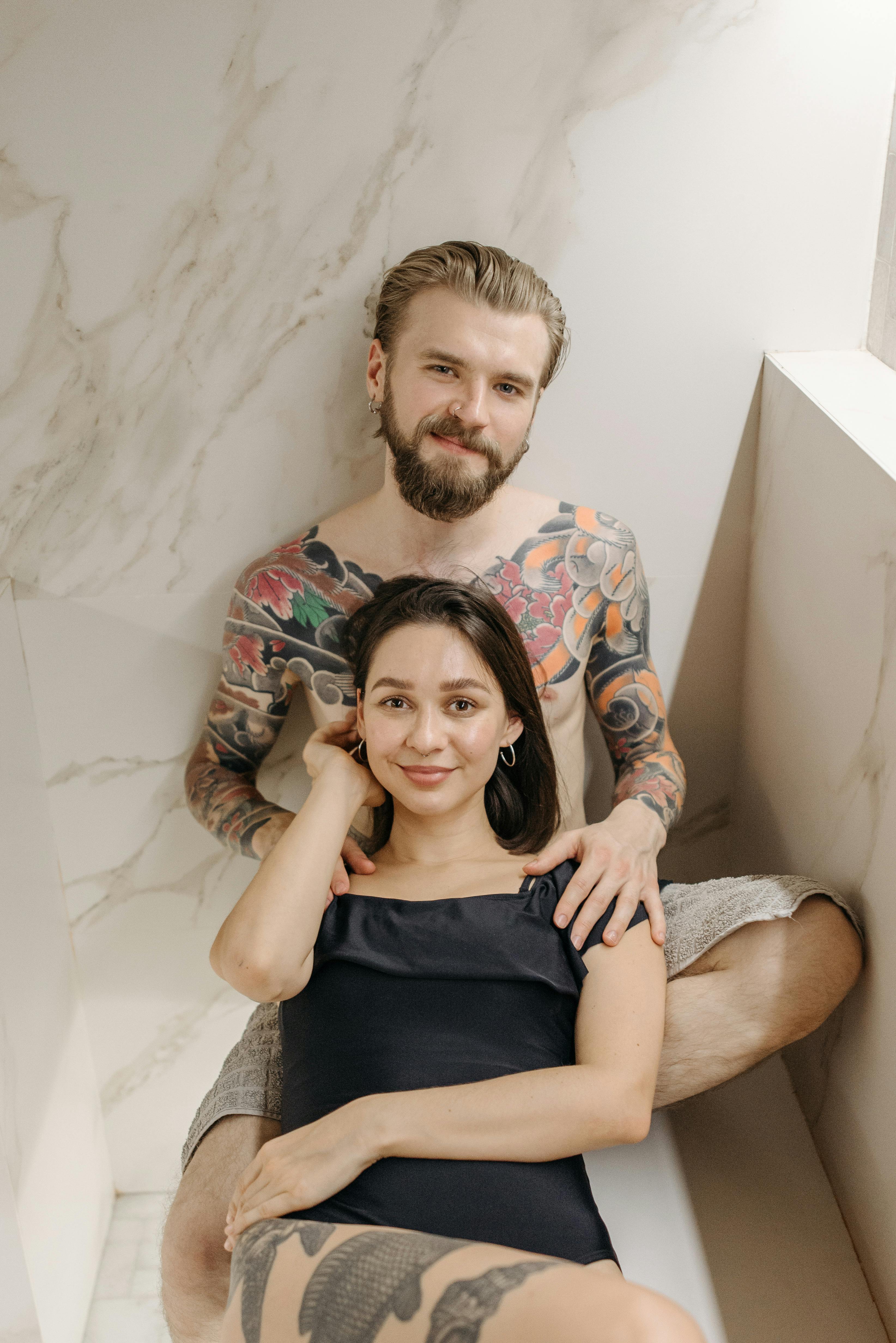 창가에서 조용히 생각을 정리하는 동양인 여성