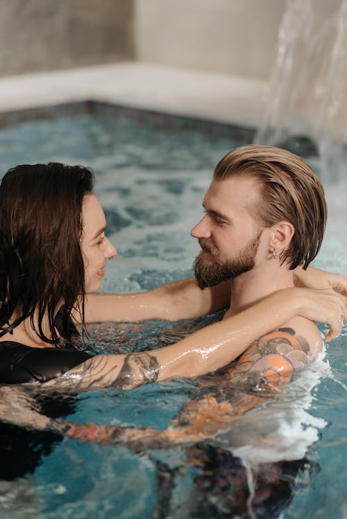 Free A Couple Close Together in a Pool Stock Photo