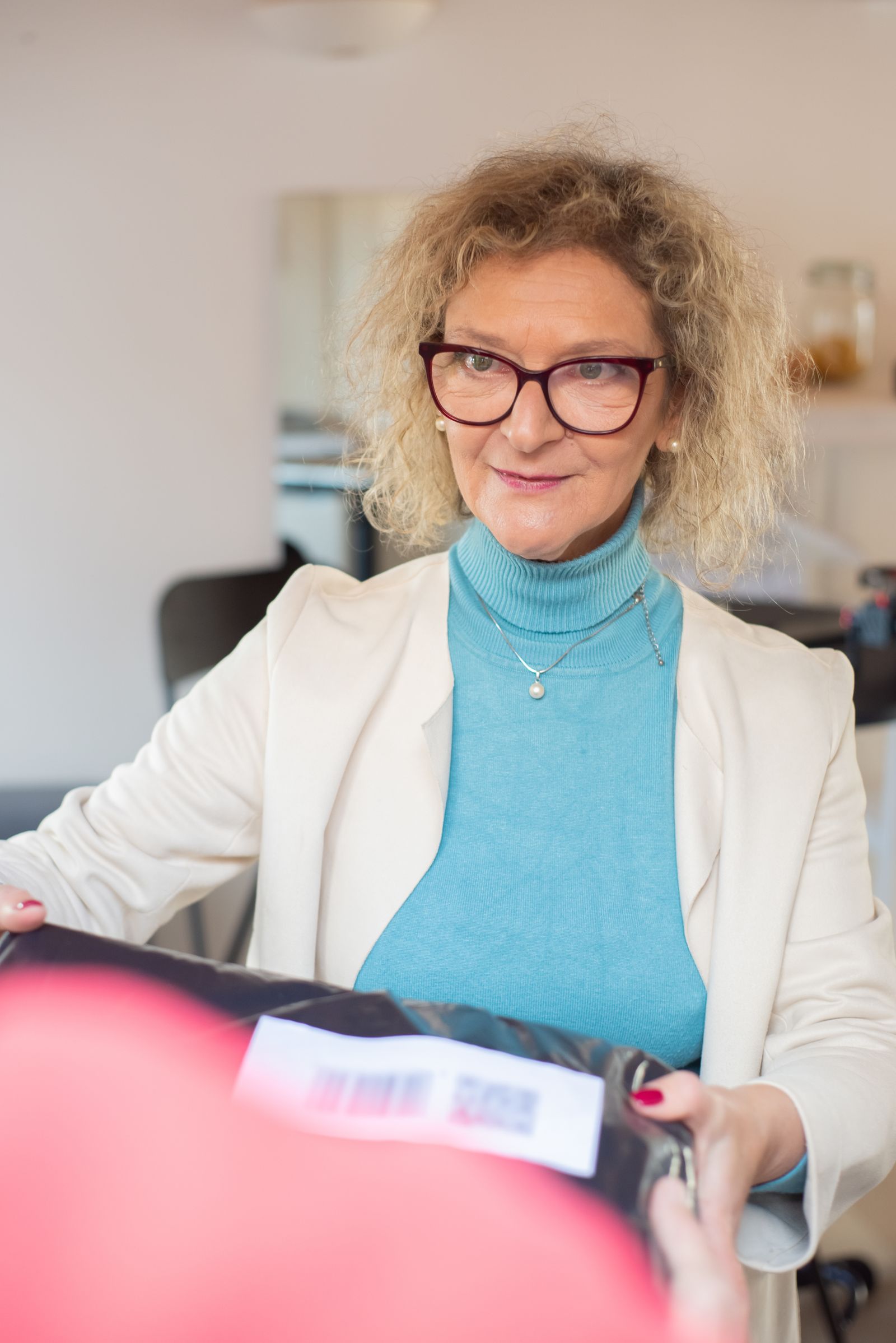 Femme senior attentive tenant un document, lecture de contrat
