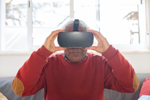 Kostenlos Foto Eines älteren Mannes In Einem Roten Sweatshirt, Der Ein Virtual Reality Headset Trägt Stock-Foto