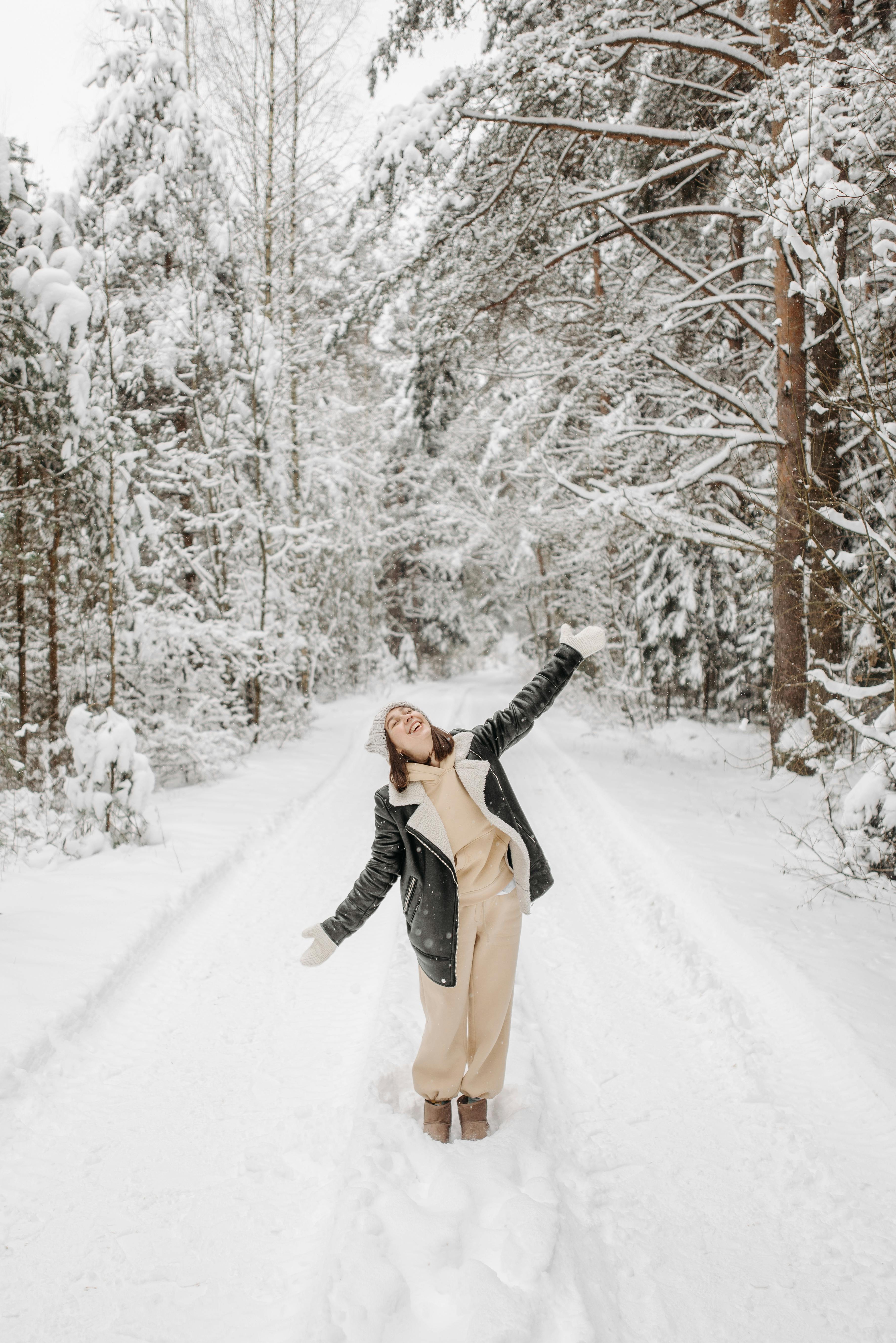 Tormenta De Nieve De Invierno Árboles Cubiertos De Nieve. Mujer