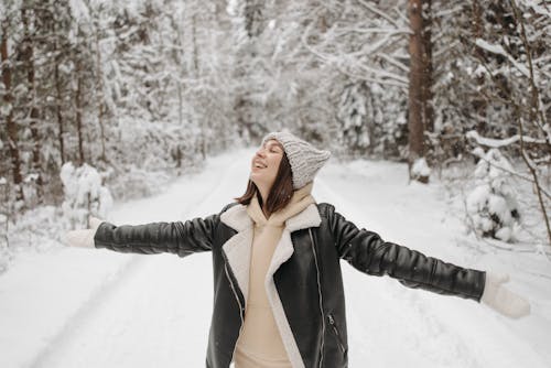 Photos gratuites de arbres, blouson noir en cuir, bonnet