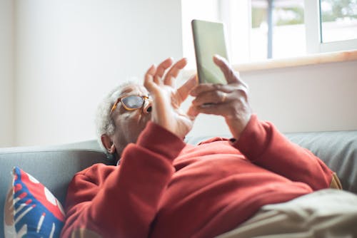 Základová fotografie zdarma na téma chytrý telefon, důchodce, internetová objednávka