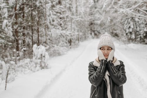 Photos gratuites de arbres, bonnet en tricot, couvert de neige