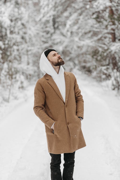 Man winter clothes snow cold hi-res stock photography and images - Alamy