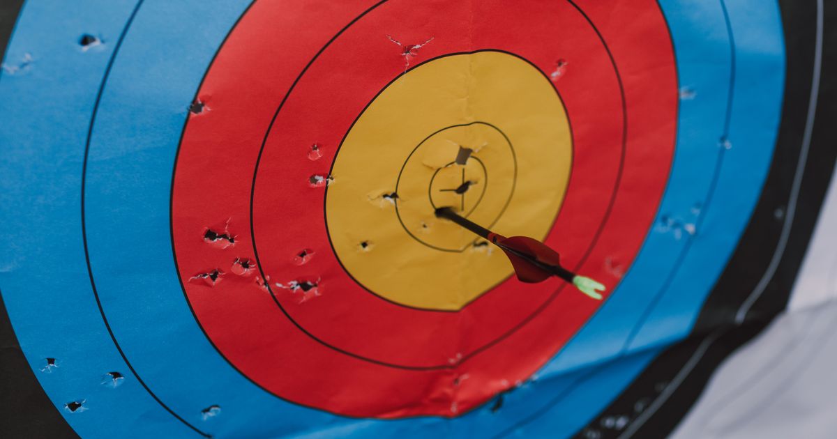 An arrow landing on an archery target, representing an optimal trade entry (OTE) zone
