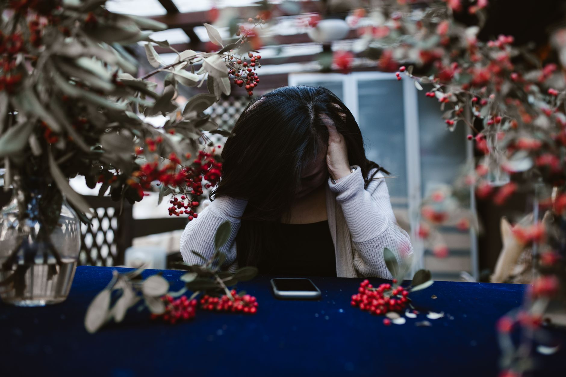 減重前必知的3件心理事:調整心態避開失敗陷阱 Woman in despair at table with red berries and smartphone, hands on head