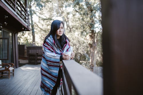 Why Winter Evenings Make You Revisit Old Feelings — And How to Stay Grounded