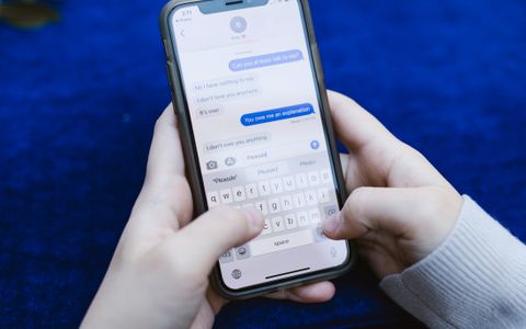 Pulgares escribiendo un mensaje en el móvil