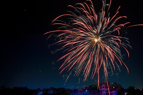 Feuerwerk über Gebäude