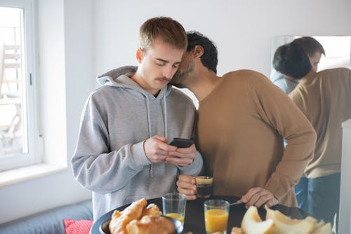 akıllı telefon, ayakta, ayna içeren Ücretsiz stok fotoğraf