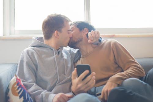Kostenloses Stock Foto zu beziehung, homosexuell, küssen