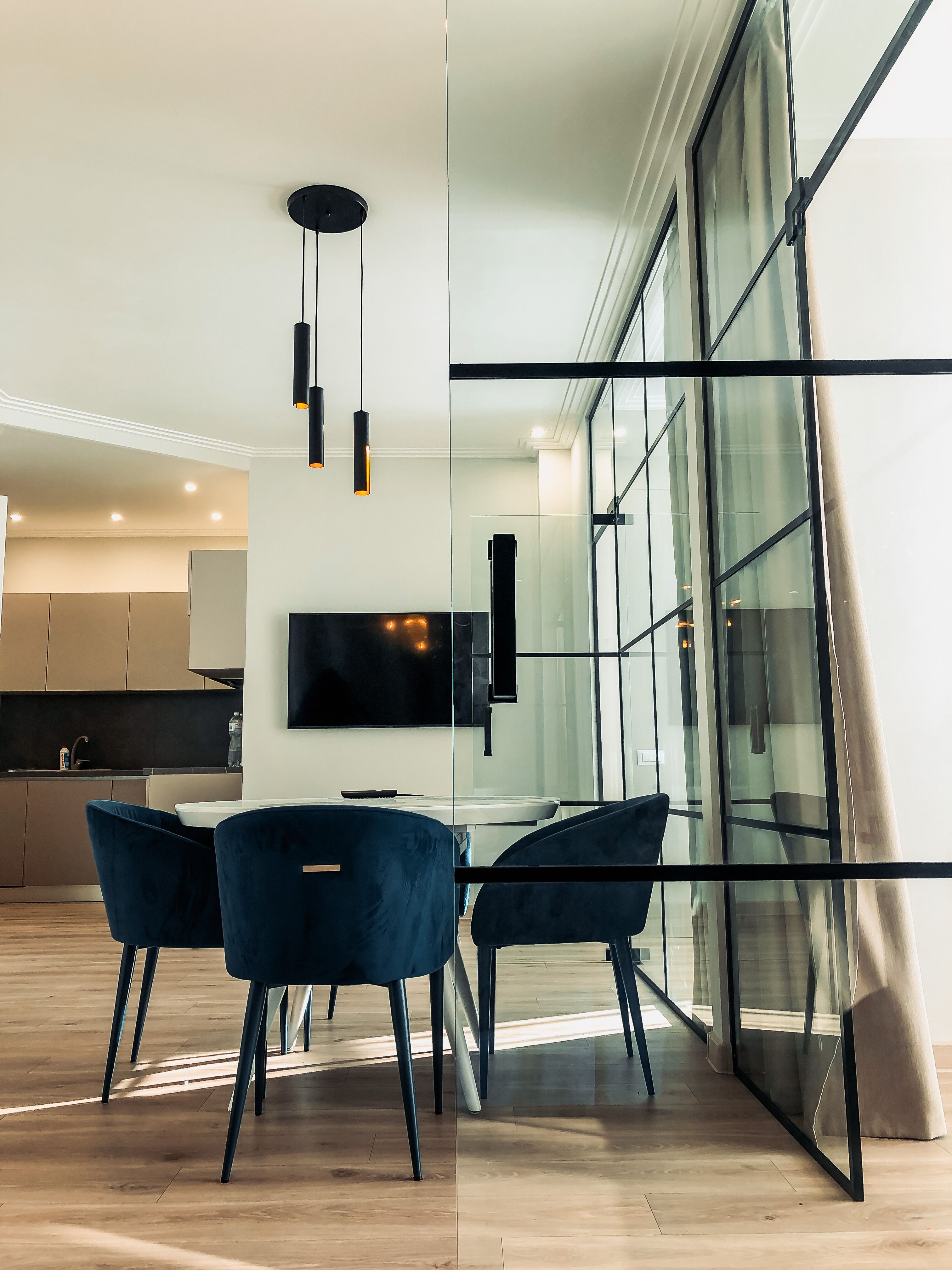 Interior of light dining room and kitchen · Free Stock Photo