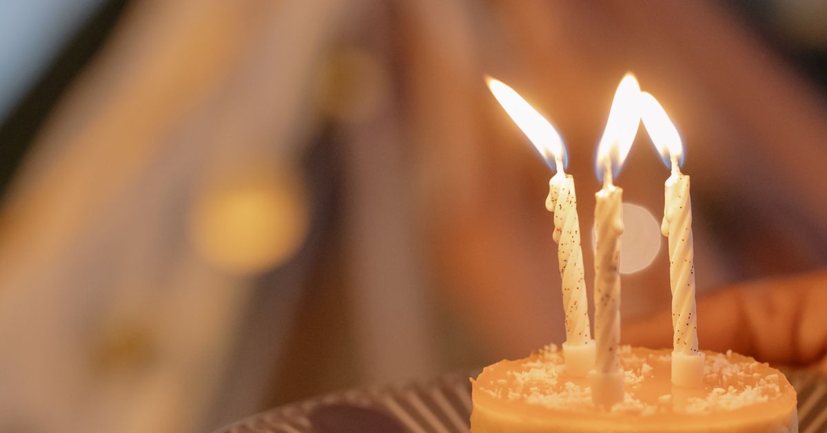 Doa ulang tahun Islami dengan kue dan lilin
