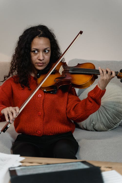 Foto profissional grátis de instrumento musical, jogando, mulher