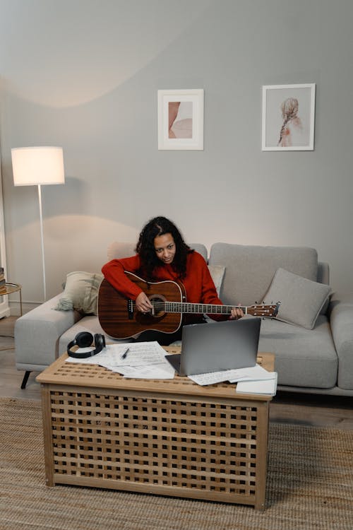 Δωρεάν στοκ φωτογραφιών με laptop, ακουστική κιθάρα, γυναίκα Φωτογραφία από στοκ φωτογραφιών