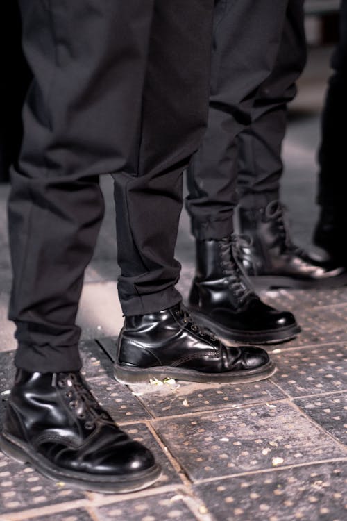 Foto profissional grátis de pés, sapatos de couro, sapatos pretos