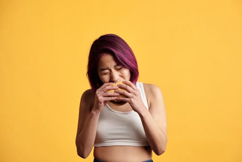 Gratis stockfoto met Aziatische vrouw, broodje hamburger, burger