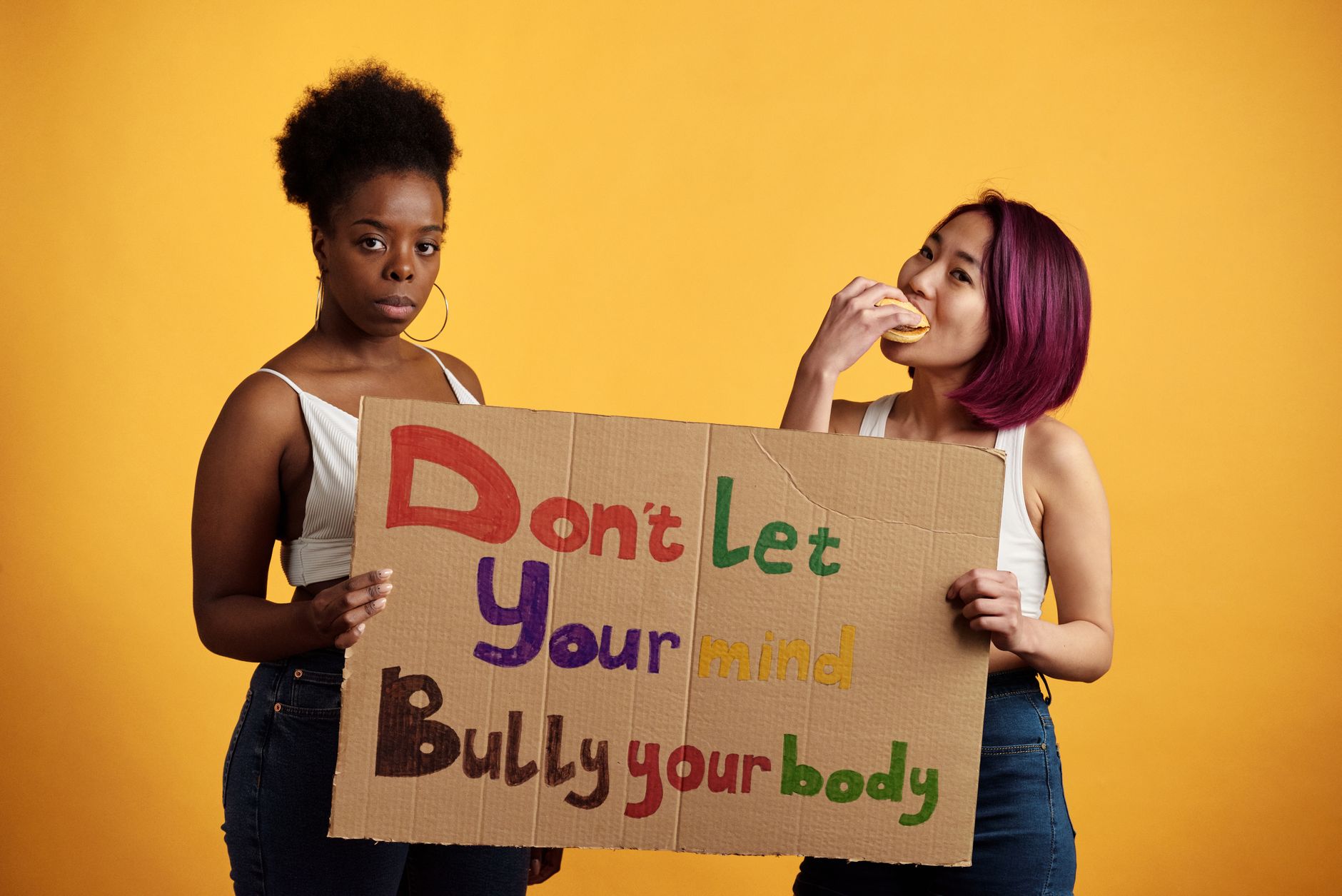 減重警訊:辨識飲食障礙徵兆與自我覺察指南 Two diverse women with empowering message against body shaming on a yellow background.