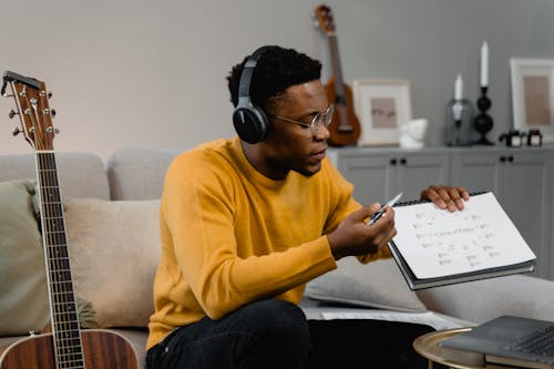 Gratis stockfoto met Afro-Amerikaanse man, balpen, bank