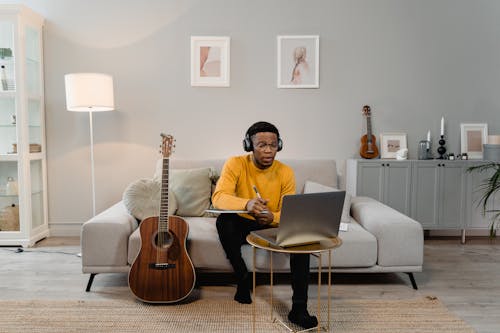 afrikalı amerikalı adam, dizüstü bilgisayar, kanepe içeren Ücretsiz stok fotoğraf