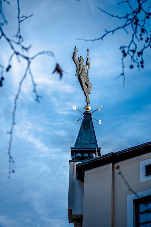 Foto profissional grátis de cata-vento, céu azul, direção