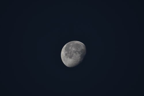 Free High-quality photograph of the moon against a dark night sky, captured in Diamondhead, MS. Stock Photo