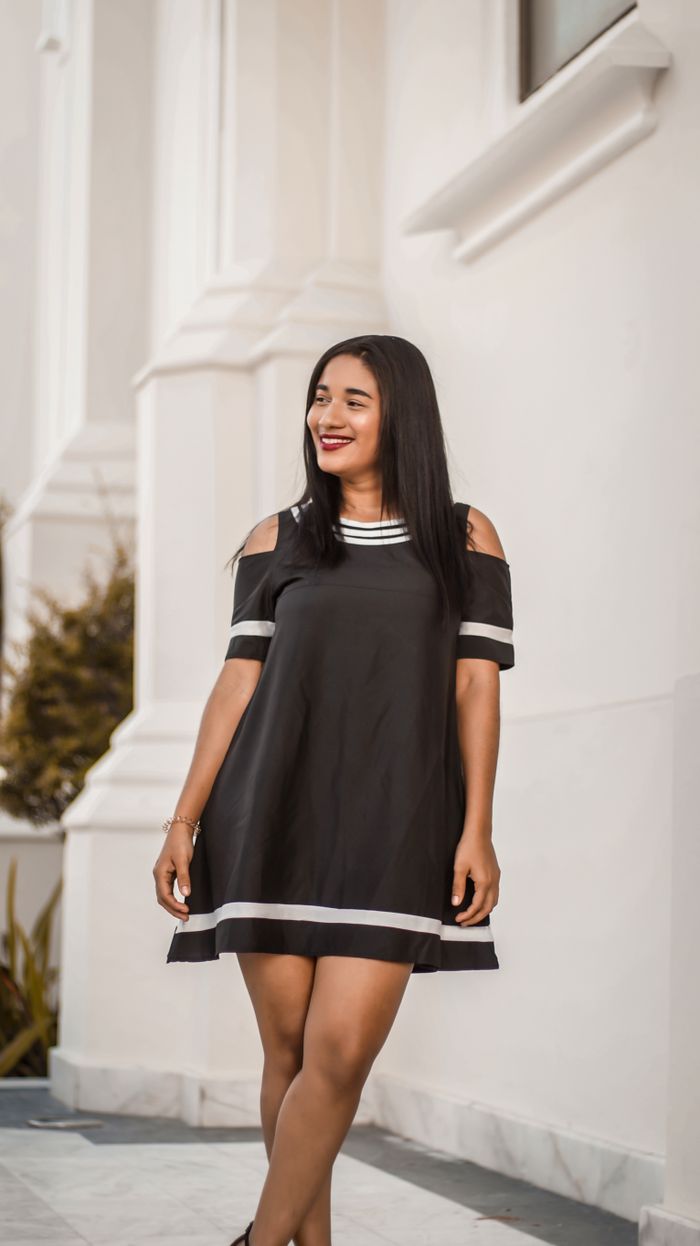 Rochie mini neagră purtată în oraș