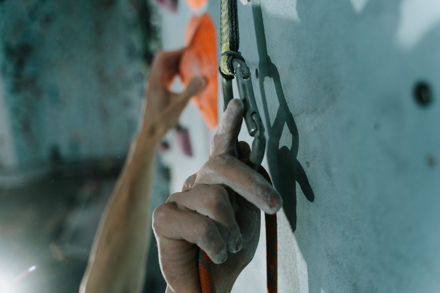 Karabiner és via ferrata kantár használata mászás közben
