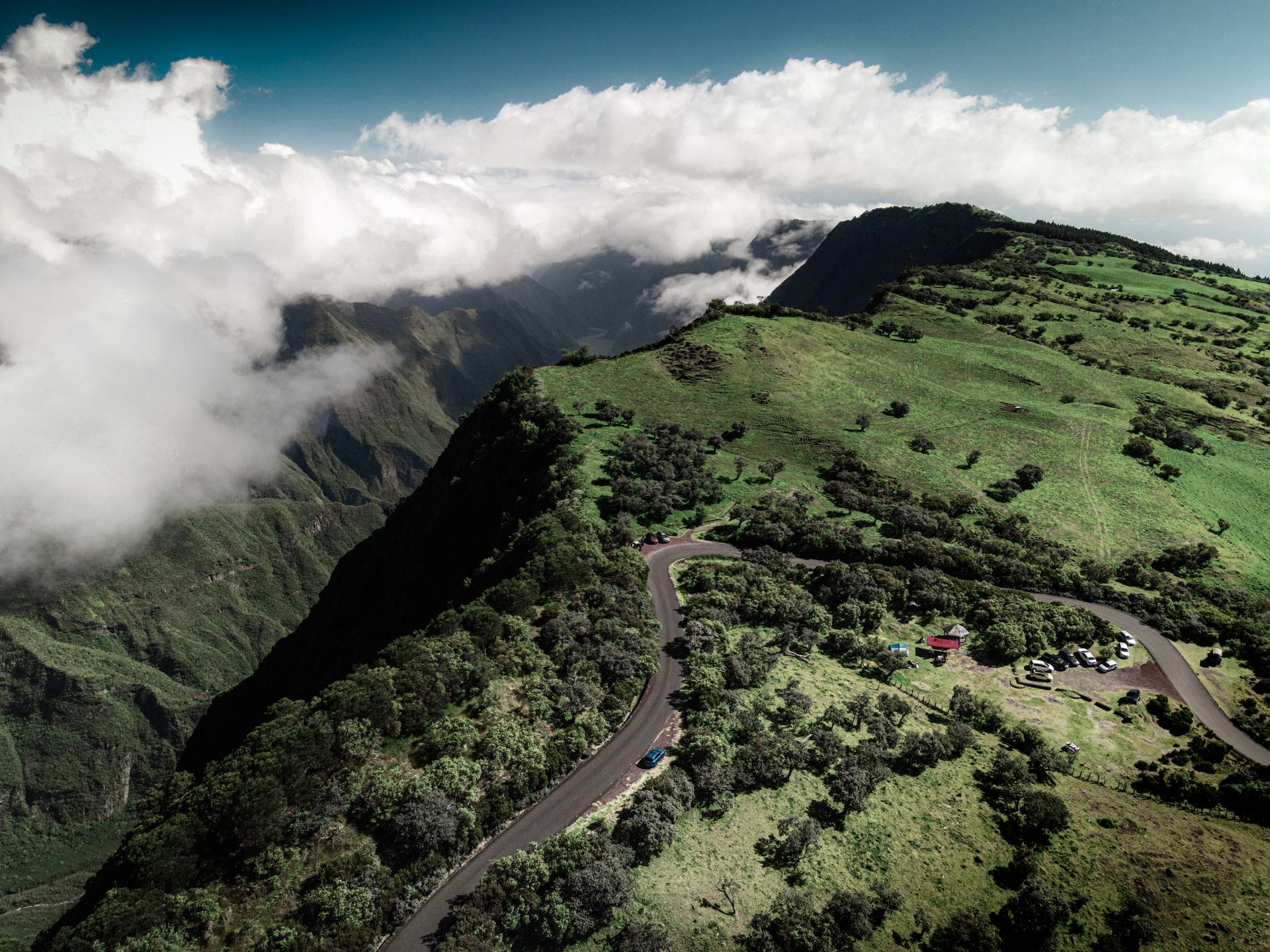 Route sinueuse dans les hauts de Saint-Pierre à La Réunion