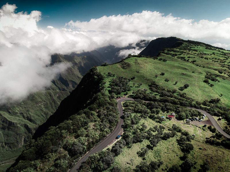Sentier dans les collines verdoyantes, La Réunion