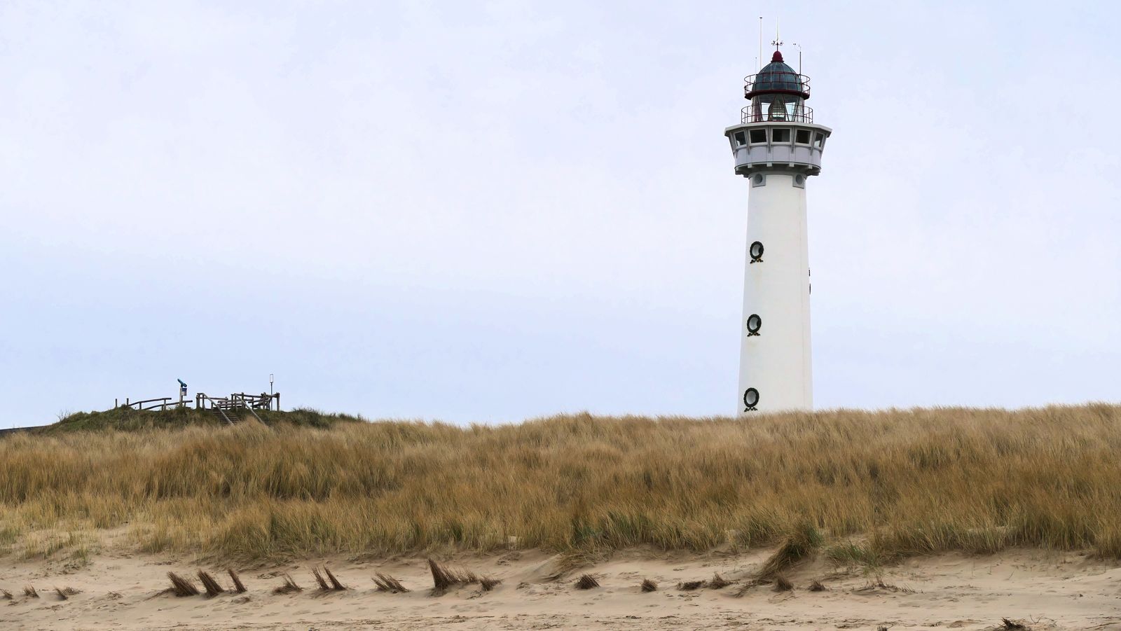 De vuurtoren van Egmond is een monument voor een marineofficier
