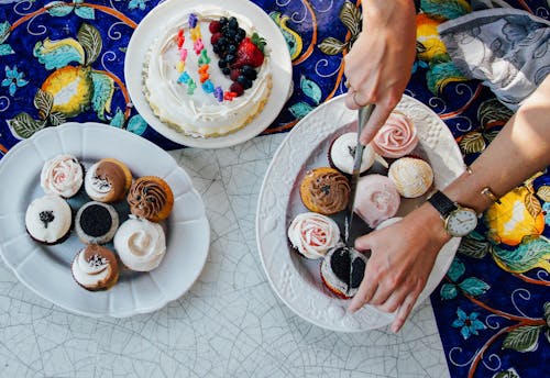 cupcake'ler, doğum günü, Gıda içeren Ücretsiz stok fotoğraf