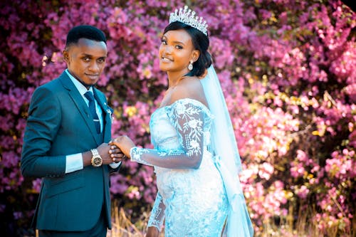 Foto profissional grátis de casal, de pé, festa de casamento