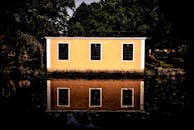 黄昏时分，平静的湖水映衬着迷人的乡村房屋，四周环绕着大自然