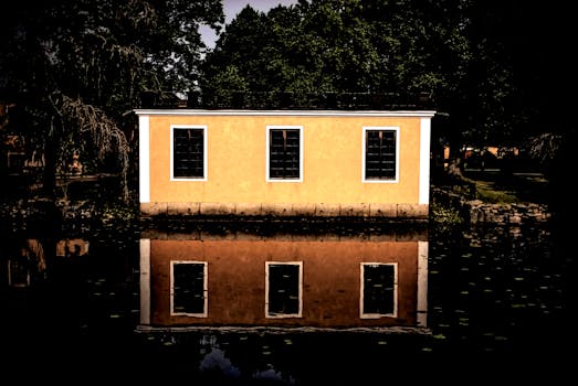 黄昏时分，平静的湖水映衬着迷人的乡村房屋，四周环绕着大自然