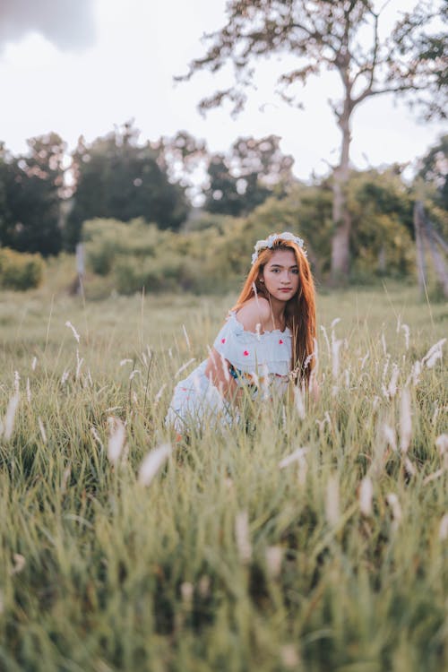 Kostnadsfri bild av blomkrona, gräsfält, kvinna
