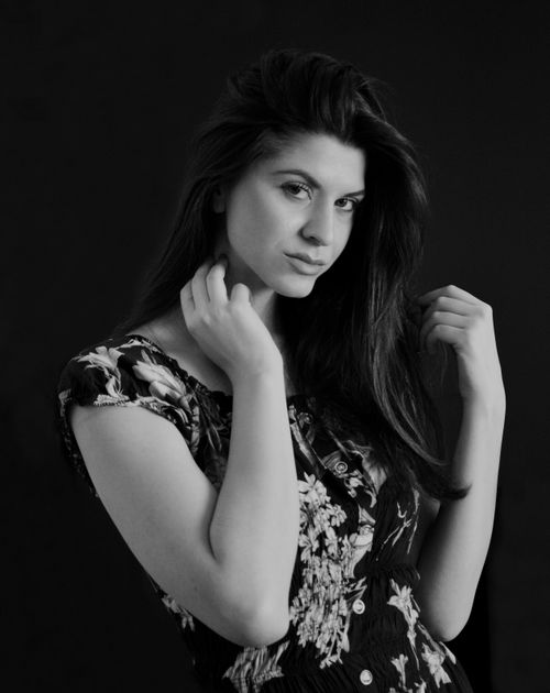 Free Elegant black and white portrait of a woman posing in a studio setting, capturing a classic and timeless look. Stock Photo